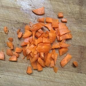 狗狗食谱-鸡胸肉拌狗粮的做法 步骤2