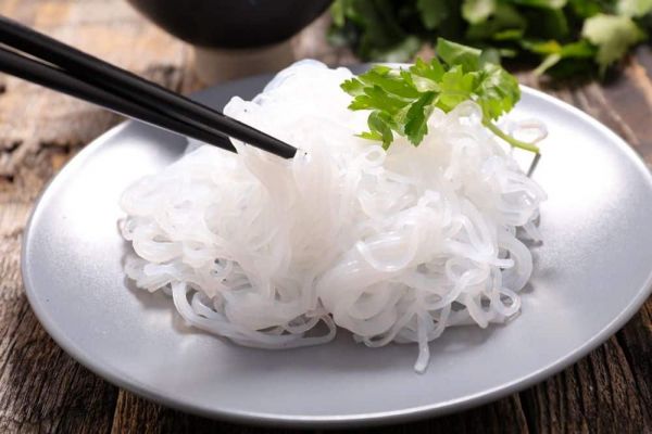 noodles de konjac en un plato