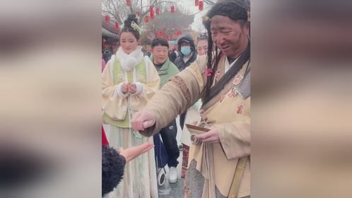 景区“小乞丐”演员一脸委屈，反被游客要好吃的