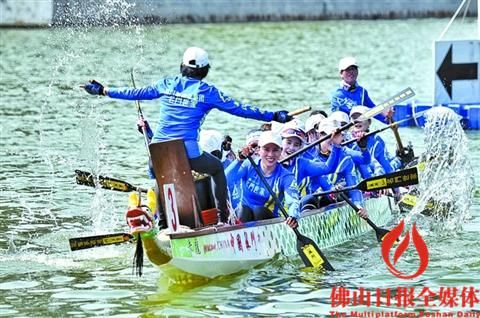 昨日，澳门国际龙舟邀请赛，中国南海九江男、女子龙舟队以强劲表现夺冠。图为中国南海九江女子龙舟队在比赛中奋勇向前。/通讯员梁平摄