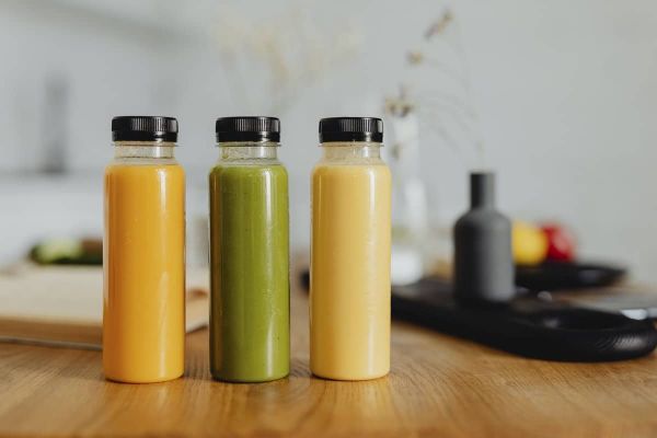botes de jugos de frutas y verduras para desayunos