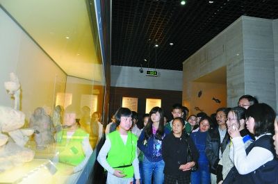 小小讲解员在为观众讲解