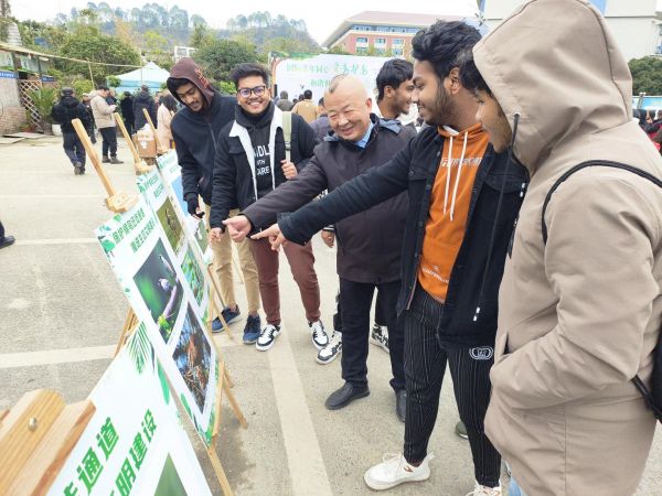 ▲爱鸟宣传活动现场。 受访者供图