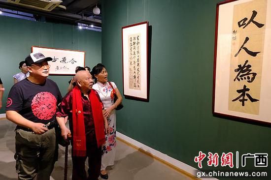 老红军袁存建（中）参观遗墨展。宋延康 摄