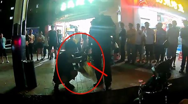 慎点！云南一男子酒后在街头遛蛇，被行拘5日