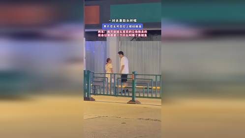 一对夫妻街头拌嘴，男方忍无可忍扛上媳妇就走