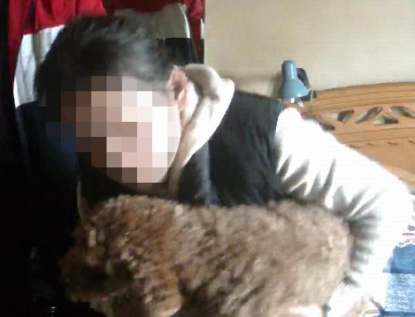 涉毒嫌疑人和自养的泰迪犬。警方供图
