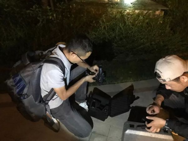▲9月25日晚，孙锦荣和宏宏在整理寻猫用的设备。新京报记者祖一飞 摄
