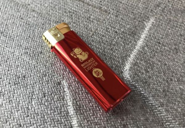 ▲宏宏的打火机上印着一只猫，还有“八方来财”四个字。新京报记者祖一飞 摄
