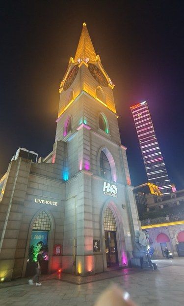 夜晚的霓虹灯亮起来了