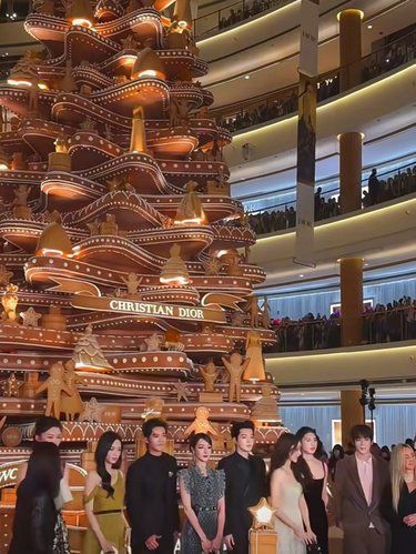 上海恒隆广场的DIOR梦幻圣诞树杀疯了❗