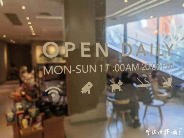 也有一些“宠物友好”商家允许宠物进入，甚至还提供专门的小推车。实习生 应雨佳/摄