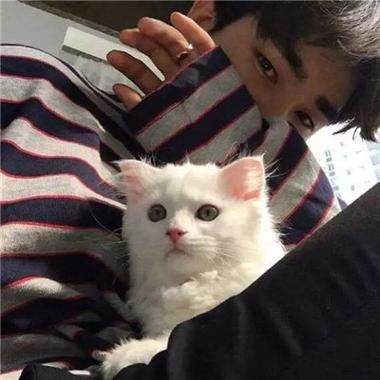 男生抱宠物的头像?男生抱宠物的头像图片!
