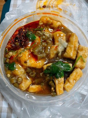 暖壶浇汁臭豆腐，满满一大盒给的量是真足！