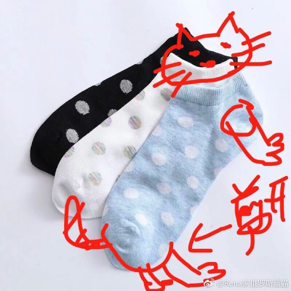 袜子头处要沿着风格线剪开！呈现的是半圆形。剪掉呈现直线形
