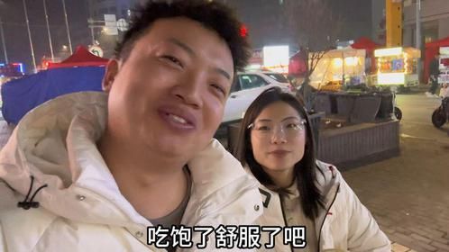 大半夜拉着余雪逛夜市，各式各样的小吃营业到天亮，看着太馋人了