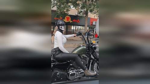 大姐骑摩托来逛街