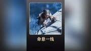 女人只因跟小狗开了个玩笑,遭遇了高空危机