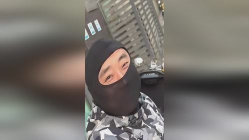 “不好！有劫匪！”，押运员从押运车上下来 一转头吓得一激灵