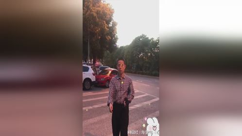 女孩每天下班都能与老爸“偶遇”，那是父爱温润细无声