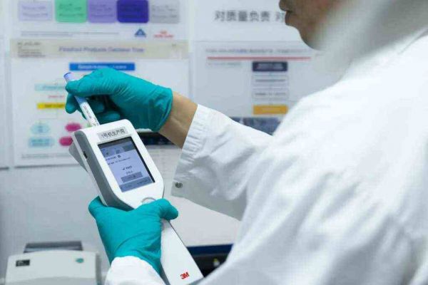 揭开「铂金工厂」神秘面纱，皇家宠物食品首支官方探厂大片上线