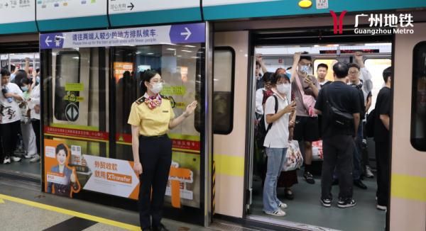 罚！乘客将宠物狗藏衣服里带进地铁 警方介入