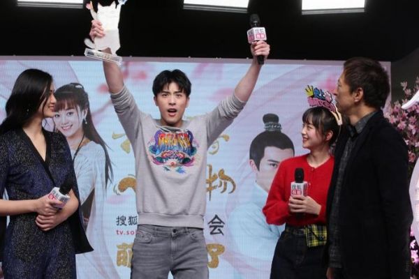 《我在大理寺当宠物》“甜蜜”庆功 徐开骋现场演绎温柔吸猫