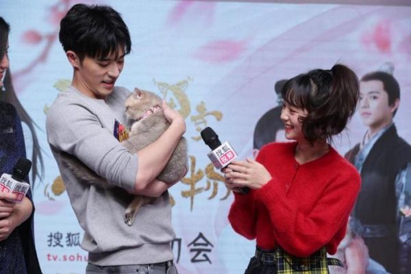 《我在大理寺当宠物》“甜蜜”庆功 徐开骋现场演绎温柔吸猫