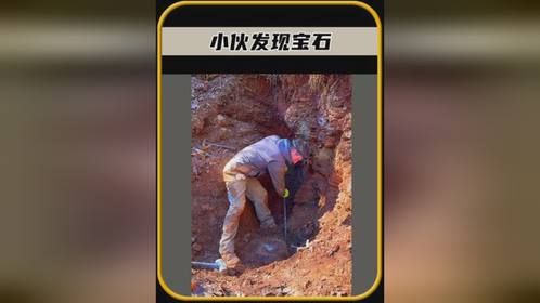 大叔在河边散步，竟然在泥土里发现了宝石