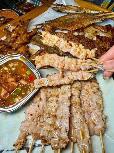 昆明这种毫不起眼才是好吃的烧烤摊！！