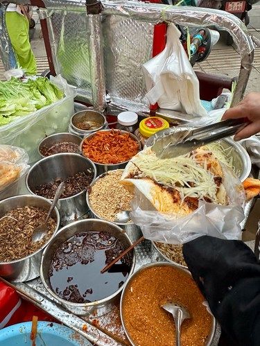 昆明著名的 云财烧饵块 不愧是排队王。。。