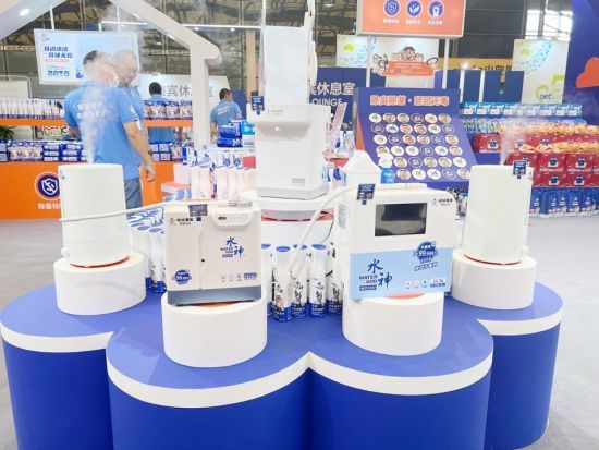 水神HD-240L次氯酸水发生器（前排右）水神HD-100L次氯酸水发生器（前排左）