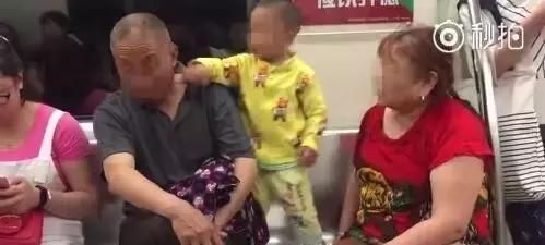大爷街头rap狂怼熊孩子：给宠物洗澡，不给爸妈洗脚