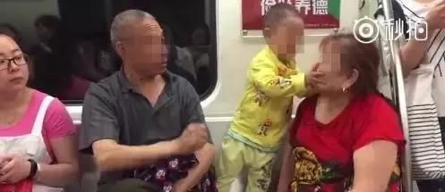 大爷街头rap狂怼熊孩子：给宠物洗澡，不给爸妈洗脚