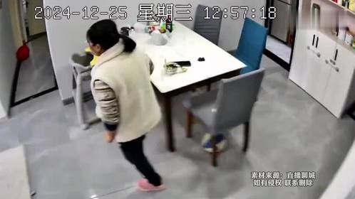 家长在家里找了半个小时娃，没想到孩子躺在沙发上睡着了