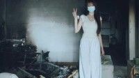 女子忘拔充电器把家给烧光 废墟中拍照打卡