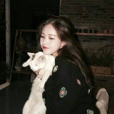 甜美女生抱宠物的可爱头像 喜爱小动物的可爱女生合照头像