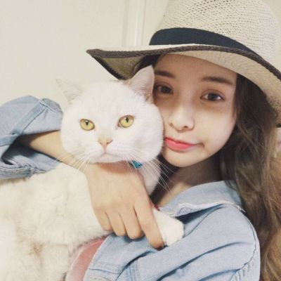 甜美女生抱宠物的可爱头像 喜爱小动物的可爱女生合照头像