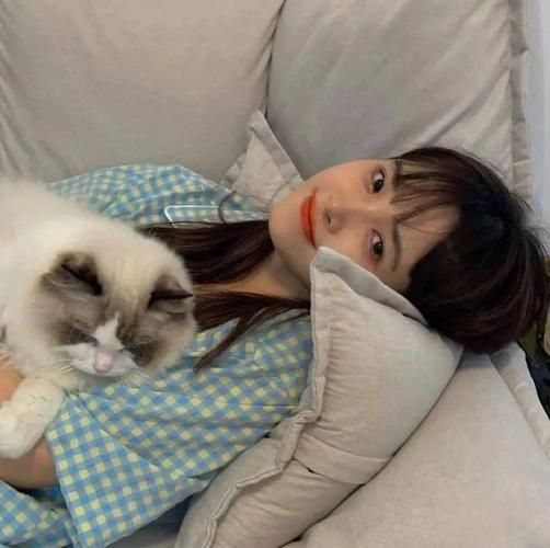 抱猫的女生头像