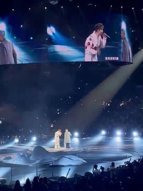 MC张天赋在澳门演唱会与小肥合唱《宠物》