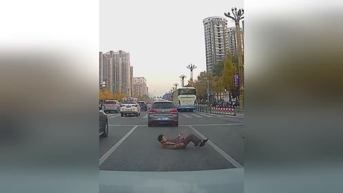 大妈突然跑路中间 丝滑躺在视频车前方