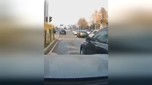 黑车压实线突然变道 被旁边车剐蹭撞击