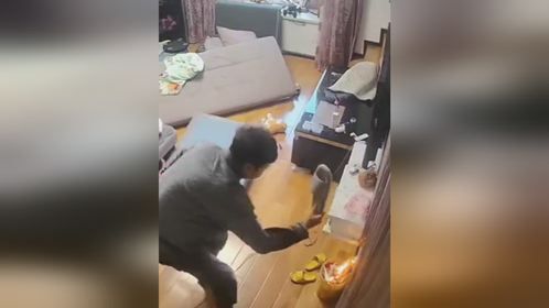 小孩哥能有什么坏心思呢？怕爸爸冷在垃圾桶烧纸