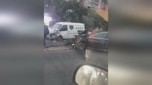 私家车和武装押运车相撞 车头面目全非损毁严重