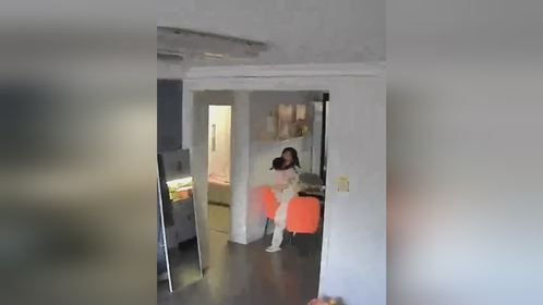 地震瞬间妈妈抱起娃就跑 到楼下才发现孩子没穿袜子