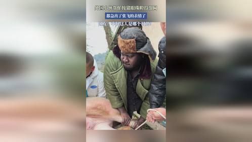 外国小伙帮忙按猪眼珠瞪得溜圆，都急除了张飞的表情了。