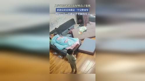 儿子觉得爸爸冷在屋里点了张纸，爸爸反应过来就是一个完整童年。