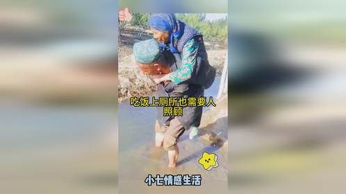 相爱的老夫妻，手拉着手一起走，儿女却毫不知情