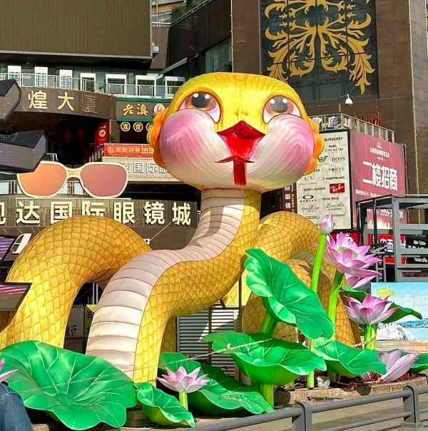 昆明南屏步行街附近的“蛇宝宝”吉祥物花灯，被指造型雷人。网络图