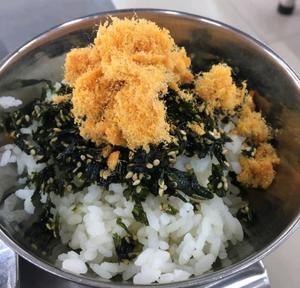 海苔肉松鸡肉拌饭（懒人下饭）的做法 步骤1